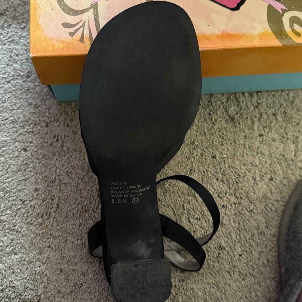 Mudd Women's Chic Black Strappy Sandals - Picture 4 of 4